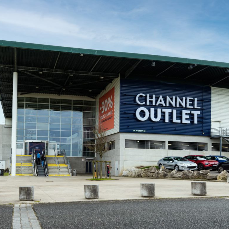 Le centre & ses services % - Channel Outlet Village